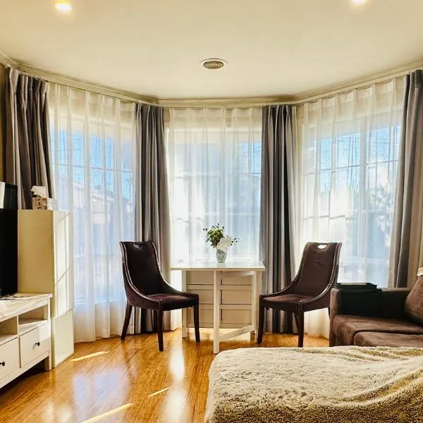 20 minutes to Mel CBD 2 BRs AirCon unit guest house，位于拉弗顿的酒店