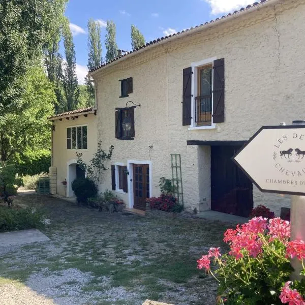 Les Deux Chevaux Chambres d’Hôtes，位于Rouvenac的酒店