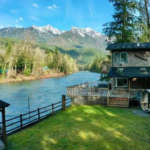 Riverfront Retreat Hot Tub Sauna Yard Gazebo and VIEWS，位于Gold Bar的酒店