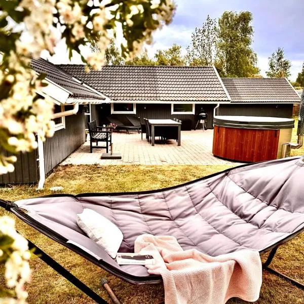 Cozy holiday home - spa, hot tub and play room - close to Marielyst square，位于博托比的酒店