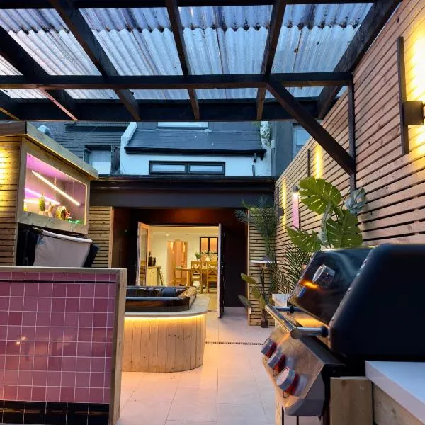 Stylish City Centre Hideaway & Private Hot Tub，位于戈尔韦的酒店