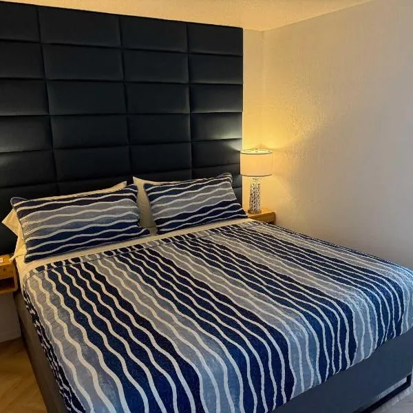 Newly Remodeled Deluxe King Suite，位于Laurie的酒店