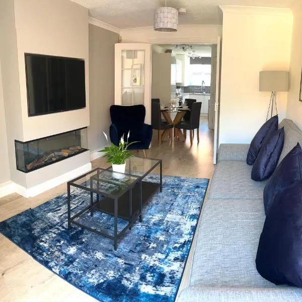 3 bedroom - 2 bathroom Townhouse in Corstorphine Near Murrayfield Stadium - Direct Bus To Edinburgh City Centre in 20 Minutes - Two Private Parking Spaces - Private Sunny Garden - Recently Refurbished，位于爱丁堡的酒店