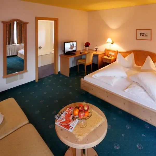Hotel Am Reschensee，位于雷西亚的酒店