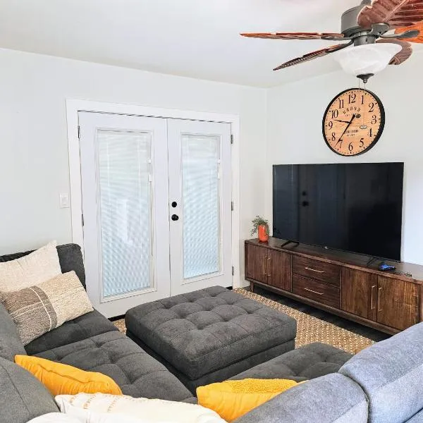 Comfort Location Reasonable Price 2 blocks 2 the beach，位于科纳的酒店