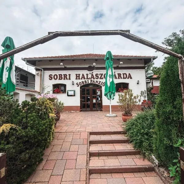 Sobri Halászcsárda és Panzió，位于包姚的酒店