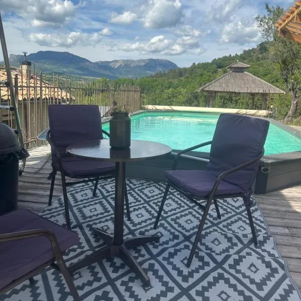Appartement à la ferme，位于Thoard的酒店