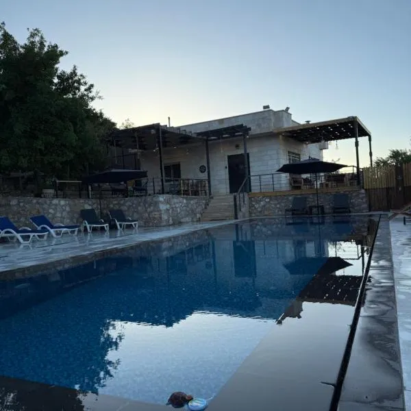 Oak Farm Ajloun مزرعة البلوط عجلون，位于阿杰隆的酒店