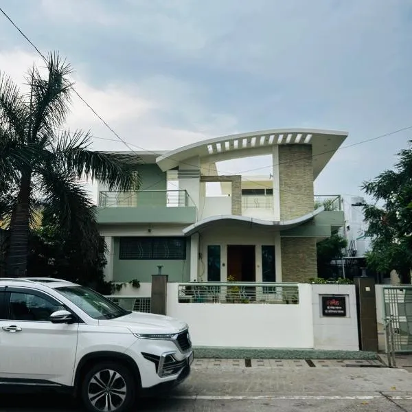 Private & Elegant 3BHK villa, Hillside Hideaway, 10 mins from MH Bus Stand，位于奥兰加巴德的酒店