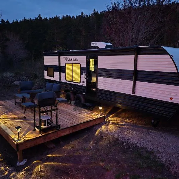 Moceanset Getaways - Luxurious, Ocean, Mountain And Sunset Views "Camping Experience"，位于Dingwall的酒店