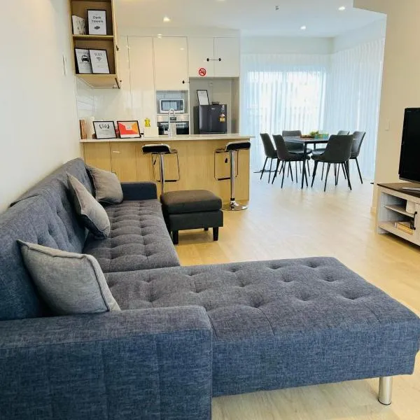 Central Modern 3-Bedroom,3- Bathroom House with Patio and Carpark- Lower Hutt City Centre，位于下哈特的酒店