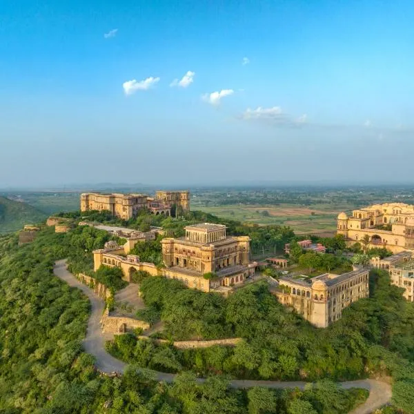 Neemrana's - Tijara Fort Palace，位于阿尔瓦尔的酒店