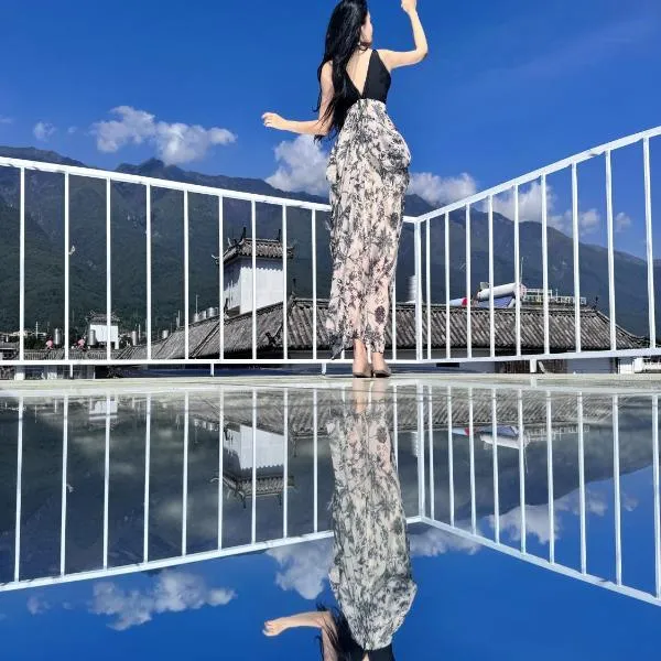 SIXI CANGSHAN MOUNTAINS GOLDEN SUNRISE MIRROR OF THE SKY SOUND SLEEP HOTEL DALI ANCIENT CITy，位于大理的酒店