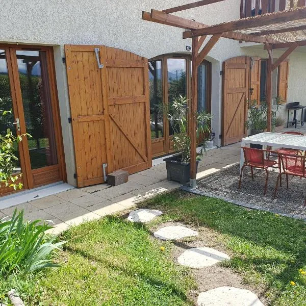 Spacieux et charmant T3 entre campagne et montagne，位于Jarrie的酒店