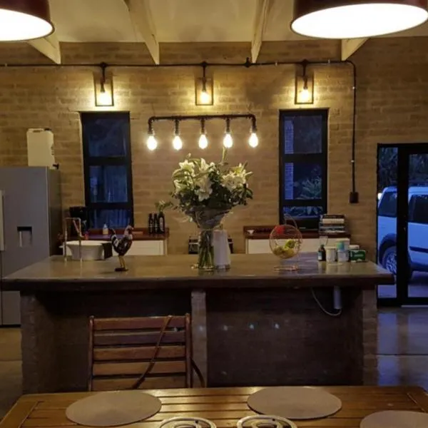 Lion's Guesthouse and The Buck&Lion Restaurant，位于格罗布勒斯达尔的酒店