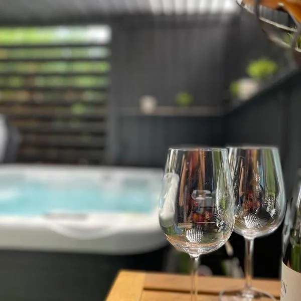 Bahnhofsoase - Wellness & Spa am Krufter Bahnhof，位于Kruft的酒店