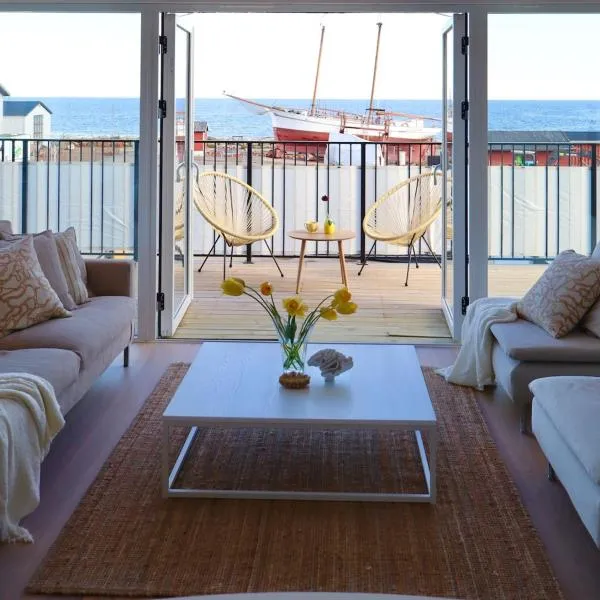 Penthouse over the harbour，位于Skillinge的酒店
