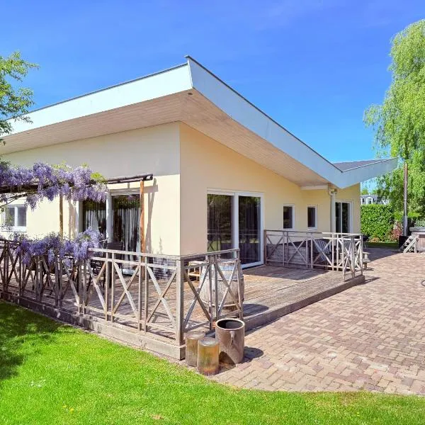 Spacious Comfort Villa Vera with hottub，位于泽沃德的酒店