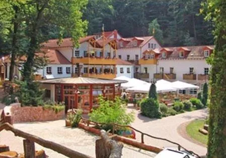 兰施图尔斯湖洛斯酒店，位于Mackenbach的酒店
