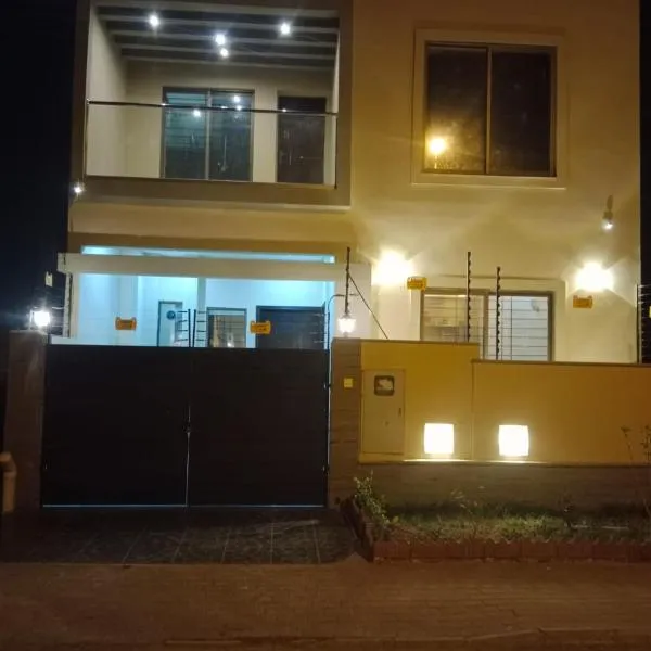 Malik House Bahria town Karachi, Ali block，位于卡拉奇的酒店