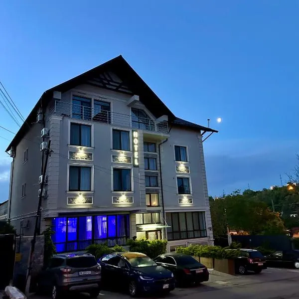 The Hotel Paris & SPA，位于基希讷乌的酒店