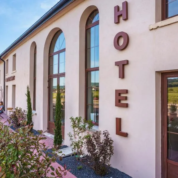 Hôtel Le Clos des Arts，位于热夫雷尚贝尔坦的酒店