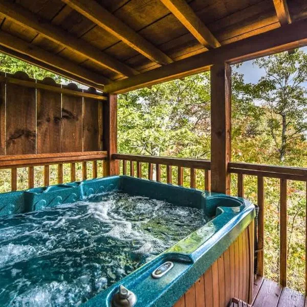 View! Cozy, Private, Fireplace, Hot Tub Log Cabin, Honeymoon!，位于赛维尔维尔的酒店