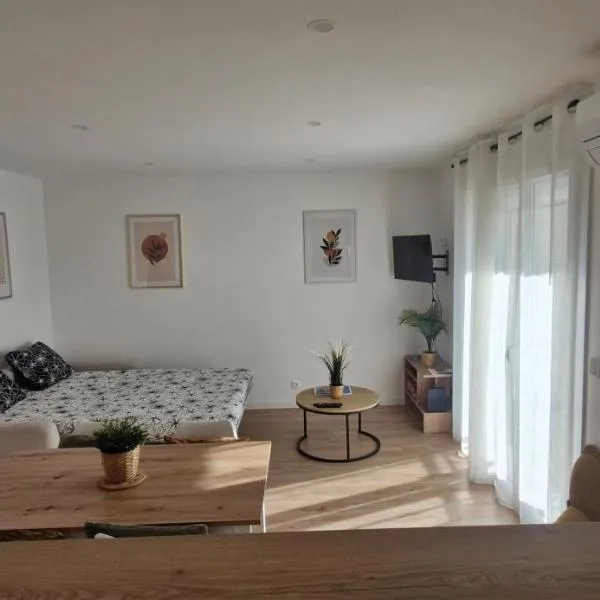 studio entièrement rénové a 2 min de la mer，位于圣拉斐尔的酒店