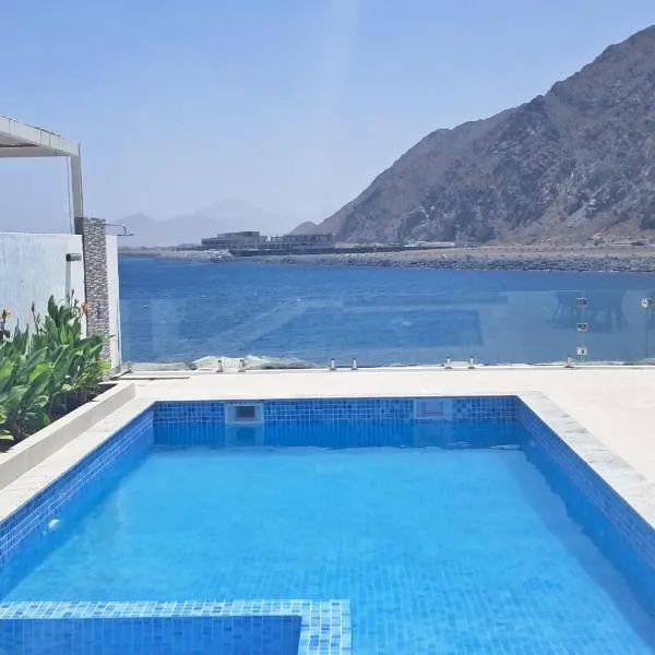 Al Dana H2O Luxury Villa，位于富查伊拉的酒店