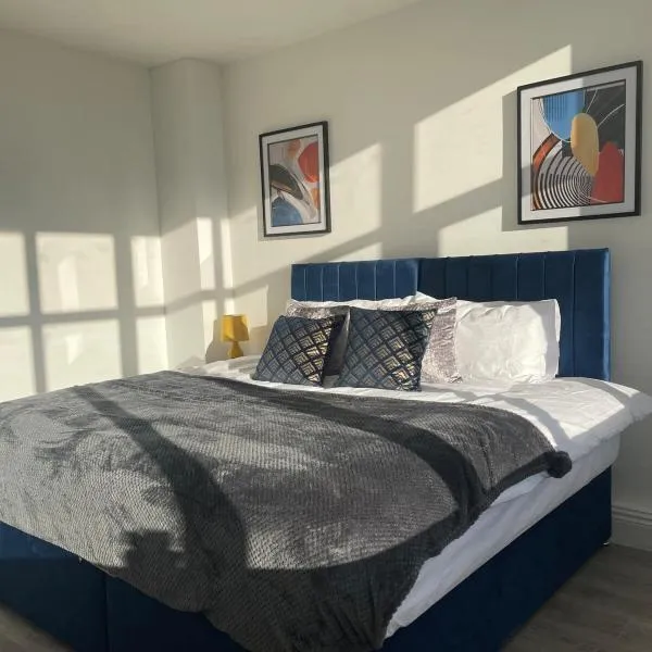 2 Bedroom Apartment - Flitwick - Contractor Friendly - Tourist Ready - Full Kitchen - WiFi - Smart TV - Sofa Bed - FREE Parking - Ideal for Short or Long Stays，位于弗特威克的酒店