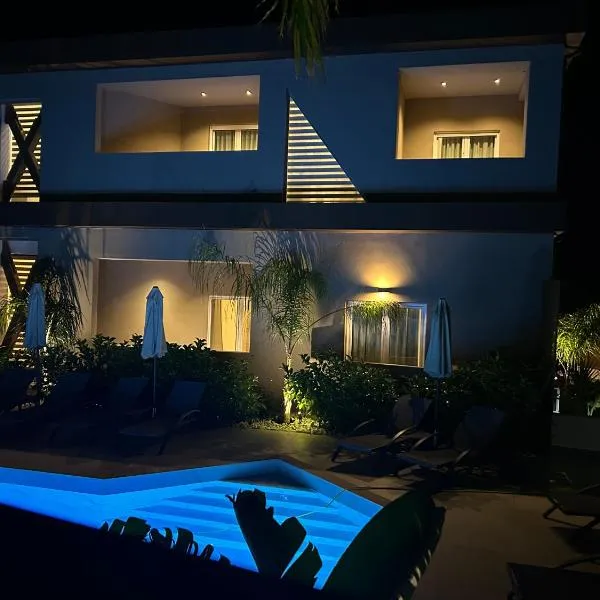 X luxury suites，位于阿尔戈斯托利翁的酒店