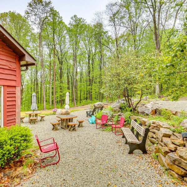 10 Mi to Mtn Resort: Normalville Cabin w/ Balcony!，位于Champion的酒店