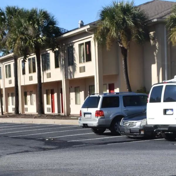 Guest Cottages & Suites, Brunswick GA，位于布伦瑞克的酒店