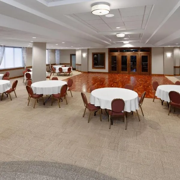 Ramada by Wyndham Milwaukee，位于密尔沃基的酒店