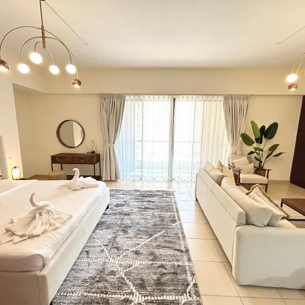 Beachside Spacious Studio at the heart of JBR，位于迪拜的酒店