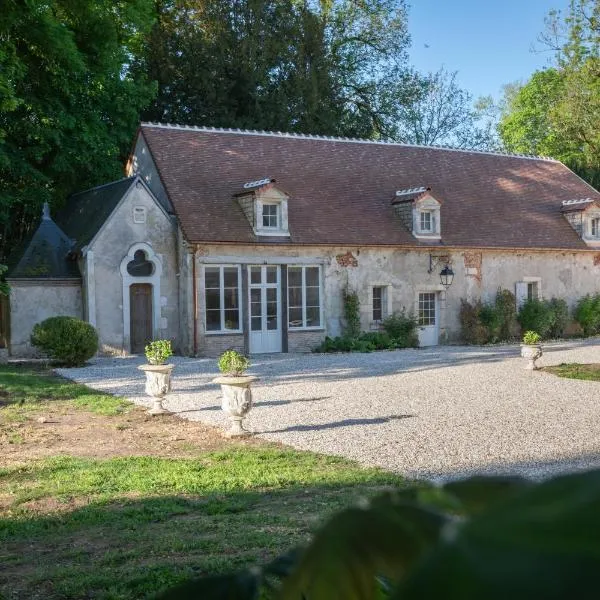 Les charpentes des communs du Château du Sollier - Charme Calme Confort Climatisation à 5mn du péage，位于布尔日的酒店