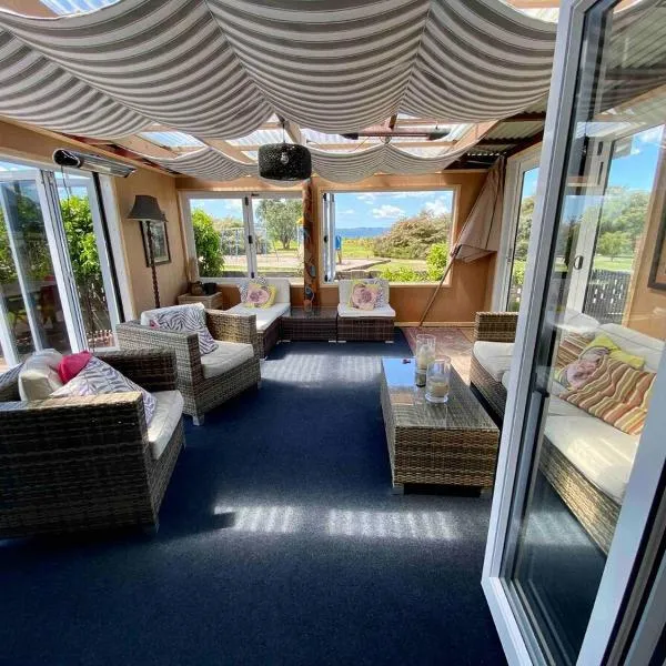 Lakeside reserve house close to city centre，位于罗托鲁瓦的酒店