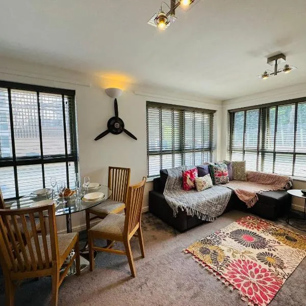 Fly Hi-Town Centre Apartment，位于Ifield的酒店