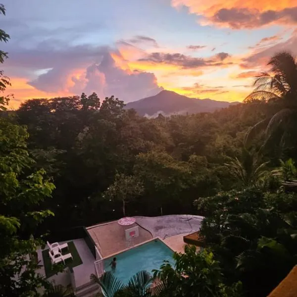 A Touch of Pink Secret Eco Retreat with Pool, Starlink WiFi, Netflix, Mountain Views - Peaceful Stay in Puerto Princesa Near Underground River, Firefly Watching, and Waterfalls - Perfect Stop Between El Nido, Port Barton, and Puerto City - Scooter Rental，位于公主港的酒店
