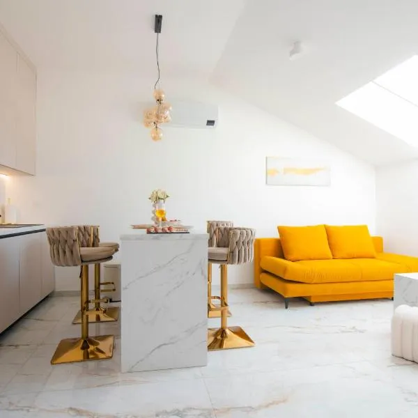 Luxury apartment Gold，位于锡尼的酒店