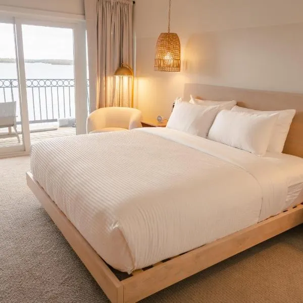 The Shoreline Hotel，位于Spring Park的酒店