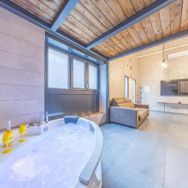 M r Loft apartment esclusivo con vasca idromassaggio，位于蒙泰罗通多的酒店