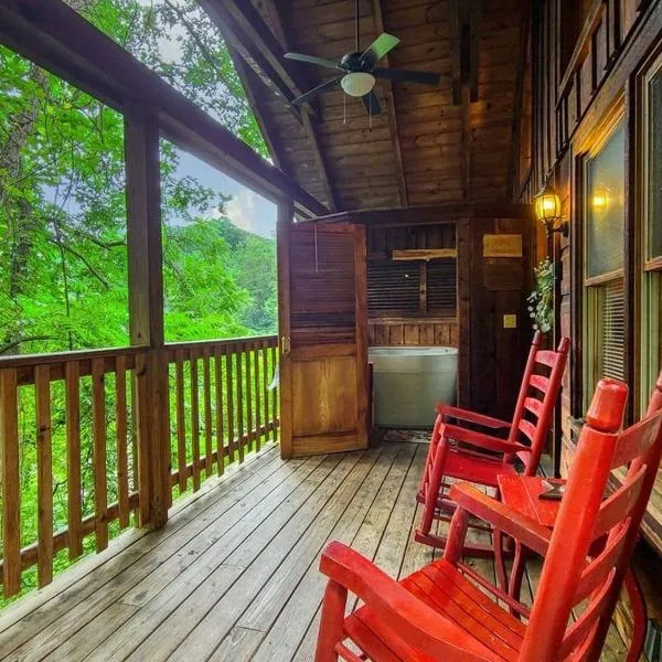 Do Not Disturb - Pigeon Forge Smoky Mountain Studio Cabin, Hot Tub, Fireplace，位于鸽子谷的酒店