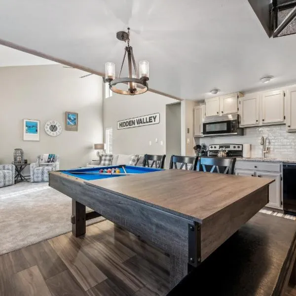 3BR Ski Resort Townhome-Sleeps 7，位于萨默塞特的酒店