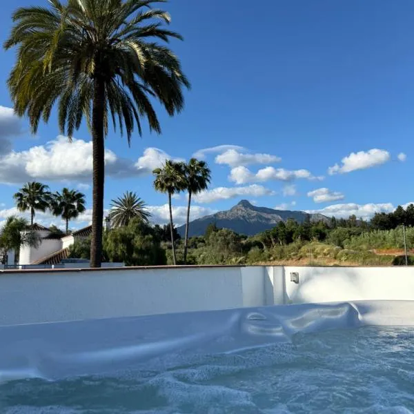 Puerto Banus Jacuzzi close to Breath and Marbella Arena，位于马贝拉的酒店