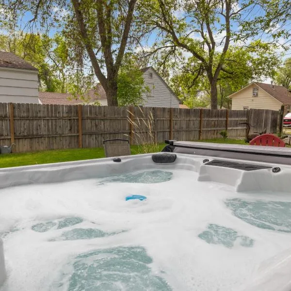 Bo's Rusty Relic Central Billings near park, hospital, shared hot tub, sauna，位于比林斯的酒店