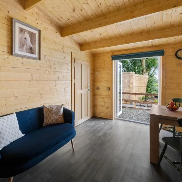 The Stable at CasaClarig - West Cork Cabin with Sauna，位于巴利德霍布的酒店