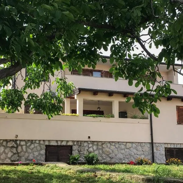 Nice Apartment In Cres With Kitchen，位于茨雷斯的酒店