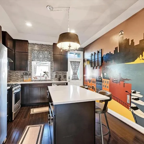 Greektown steps from Hopkins，位于巴尔的摩的酒店