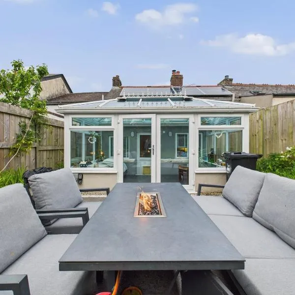 Delightful Cottage in St Newlyn | Sleeps 5 | Cosy Fireplace | Private Patio & Firepit | Near Newquay Beaches | Free Parking | Family-Friendly | Fast WiFi | Smart TV | Fully Equipped Kitchen | Peaceful Village Location with Pub & Scenic Walks Nearby，位于Newlyn East的酒店